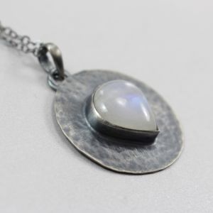 Kamień księżycowy i srebro  - fakturowany wisior - ChileArt